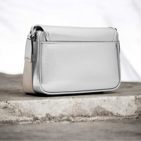 Michael Kors NWT
Bradshaw Medium Silver Metallic
Messenger Bag 🩶 - Picture 3 of 14